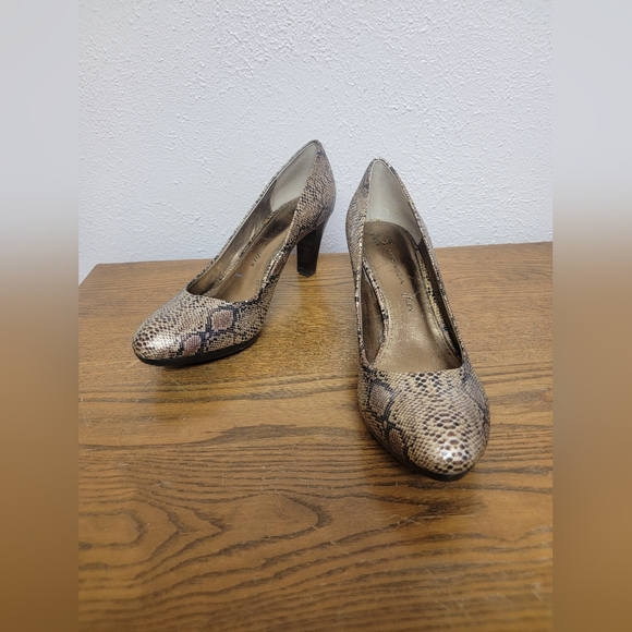 Anne Klein Shoes - #7 Anne Klein iFlex Gold Snake Skin Round Toed Pump 8.5M